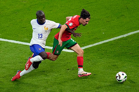 Vitinha and N'Golo Kante fight for the ball 